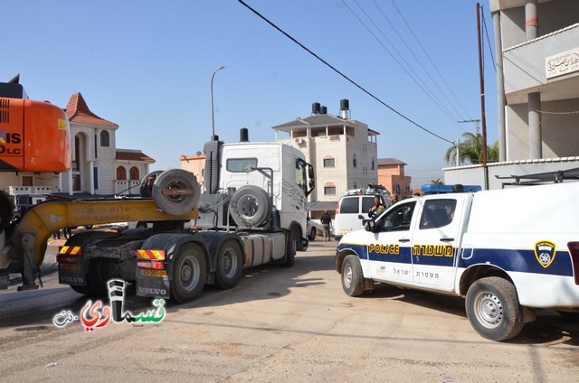 فيديو: قوات كبيرة ومُدججة بالدبابات والصواريخ تهدم اساسات بيت الشيخ غازي عيسى بحجة البناء في ارض المنهال ...